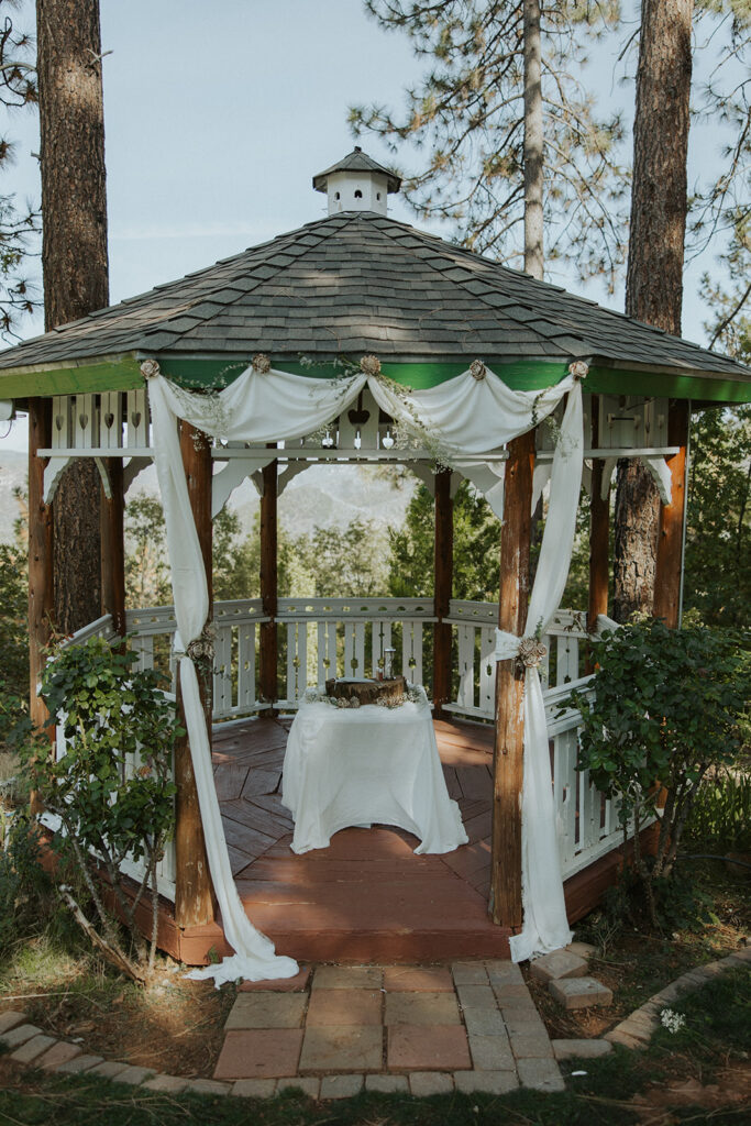 Outdoor wedding ceremony from a California mountain wedding at Lillaskog Lodge