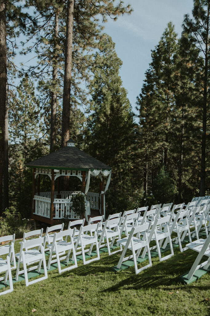 Outdoor wedding ceremony at Lillaskog Lodge